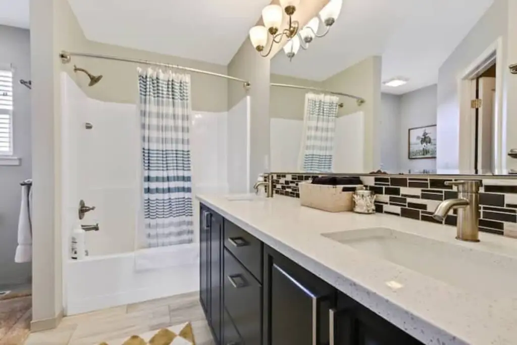 70e8b666 47b7 49 WNRcb