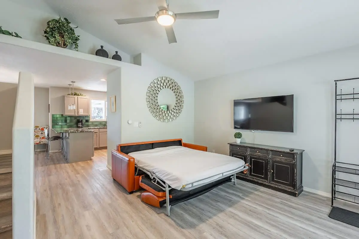 909c5d05 081e 44 ev9Yg