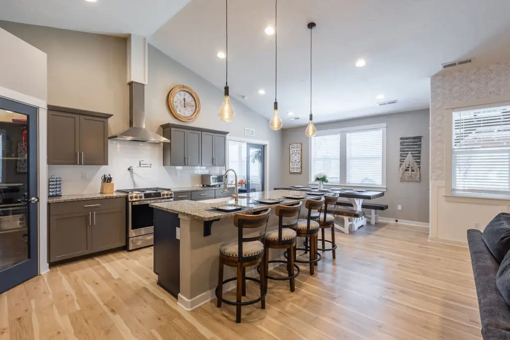 ef198051 e14e 46 VyeRw